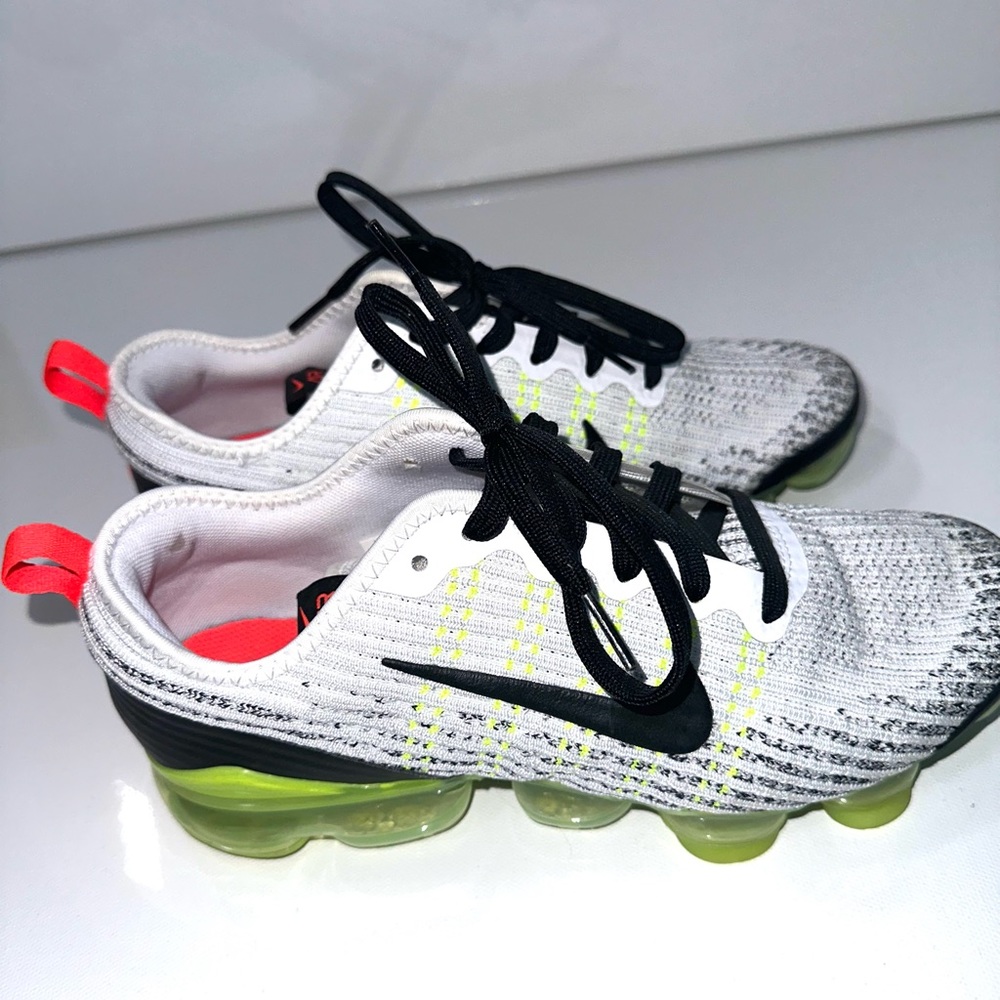 COPY - Vapor max in good condition